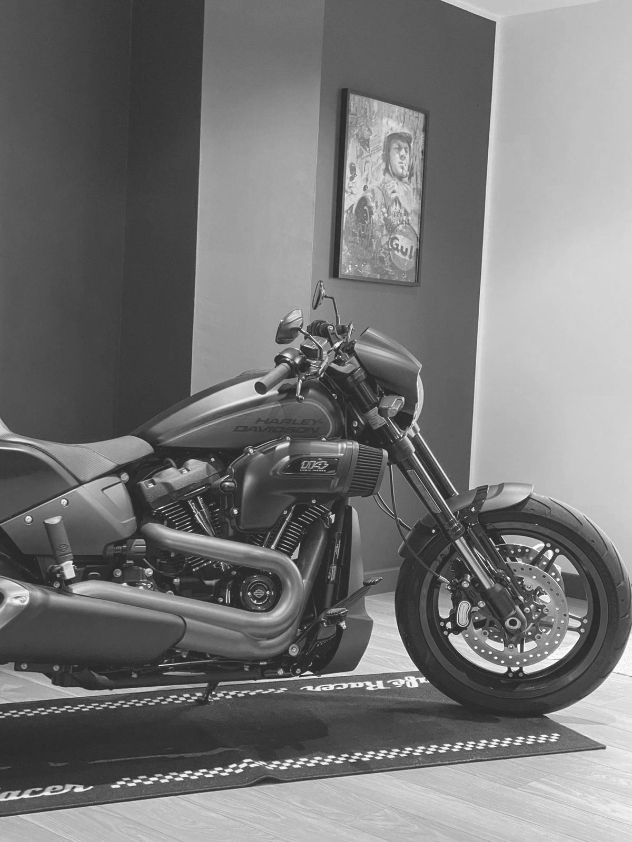 moto noire profil