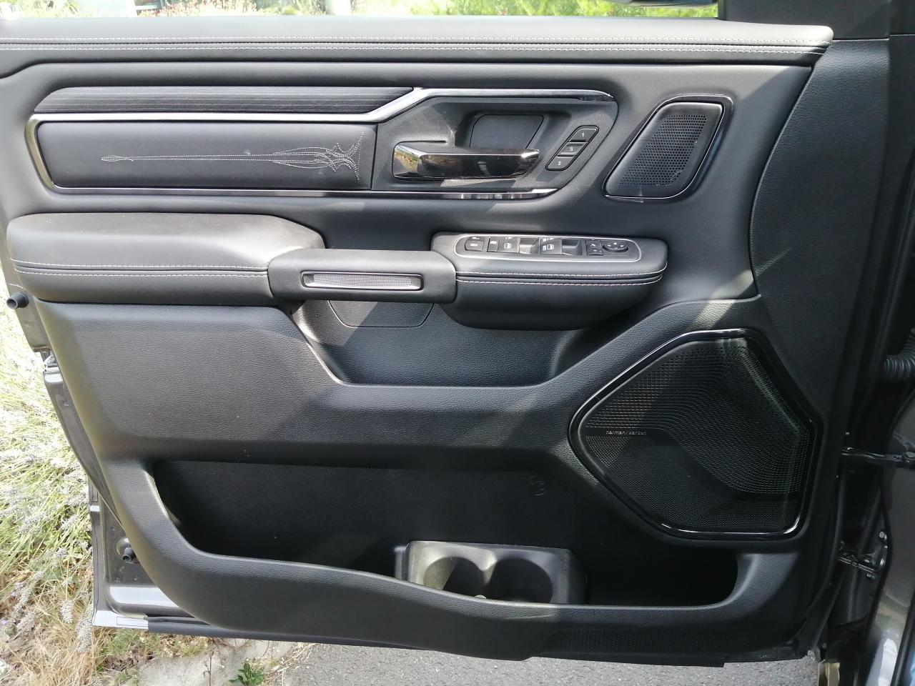 DODGE RAM 1500 CREW LIMITED NIGHT EDITION
