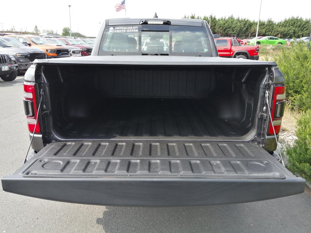 DODGE RAM 1500 CREW LIMITED NIGHT EDITION