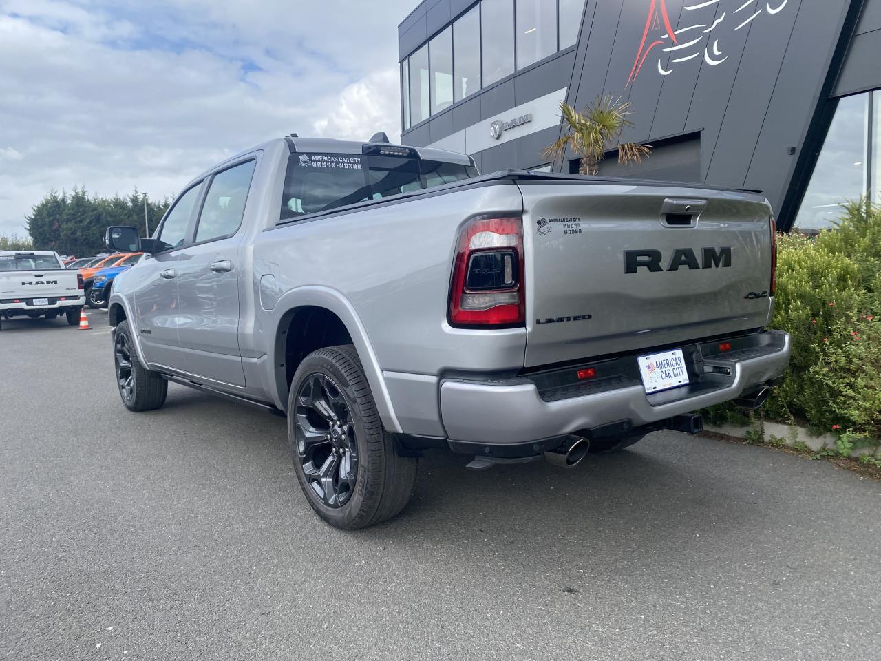 DODGE RAM 1500 CREW LIMITED NIGHT EDITION