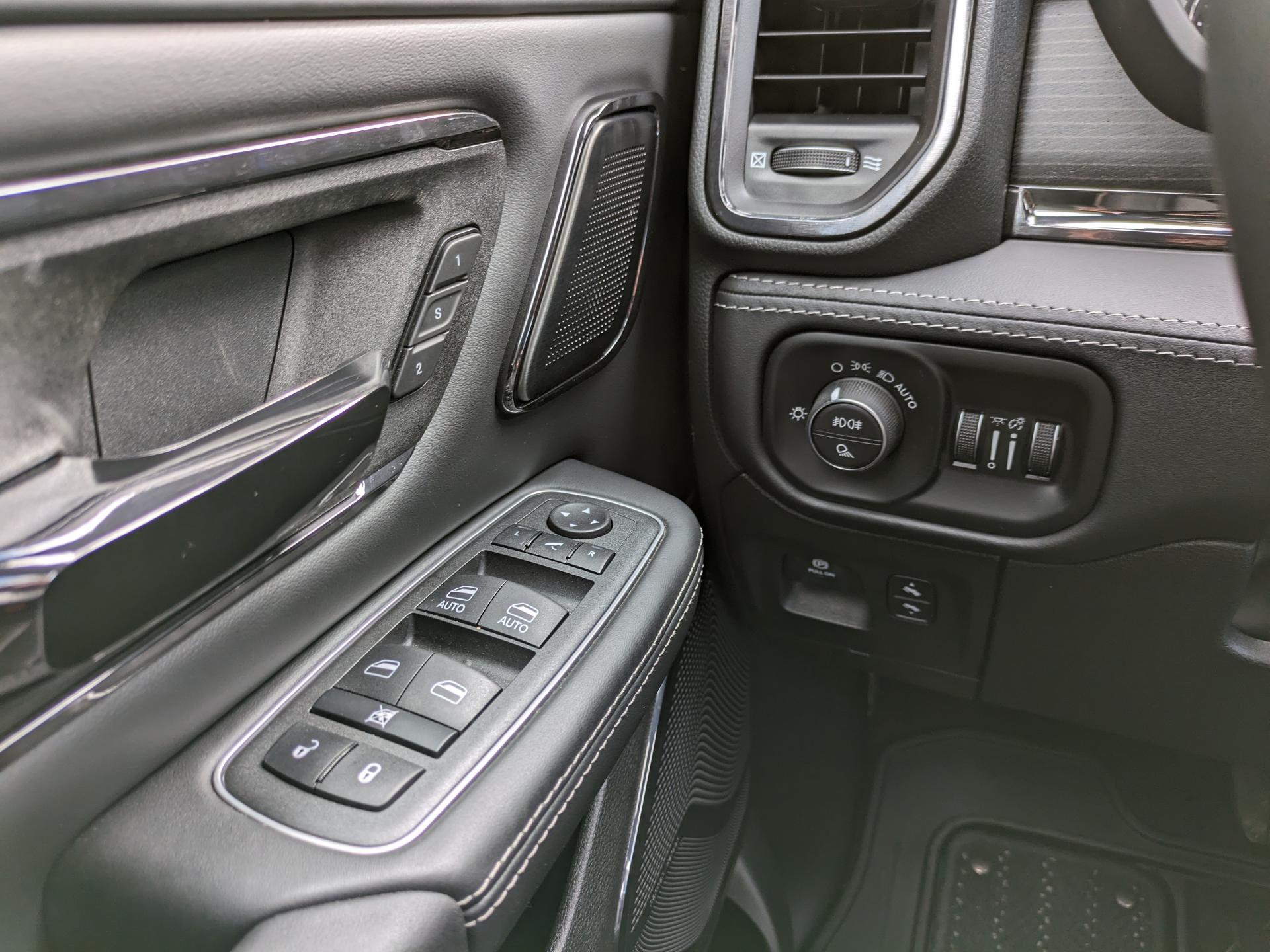 DODGE RAM 1500 CREW LIMITED NIGHT EDITION