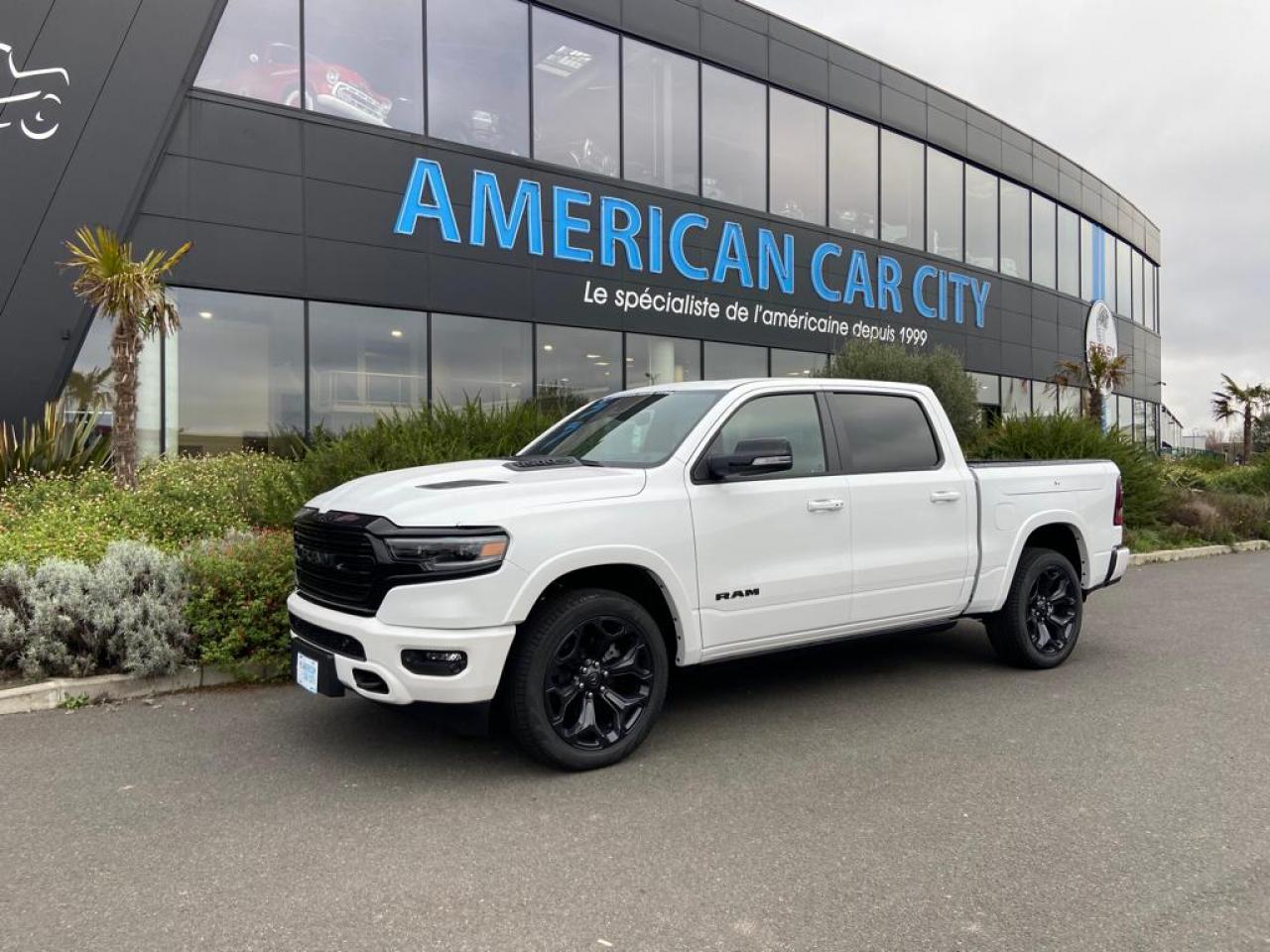 DODGE RAM 1500 Crew Limited Night Edition RAMBOX