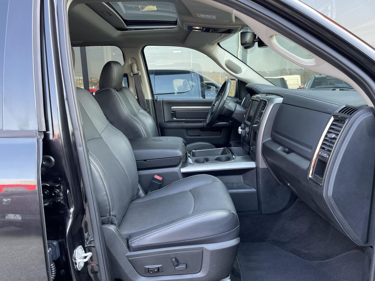 DODGE RAM 1500 CREWCAB SPORT BLACK PACKAGE 2017