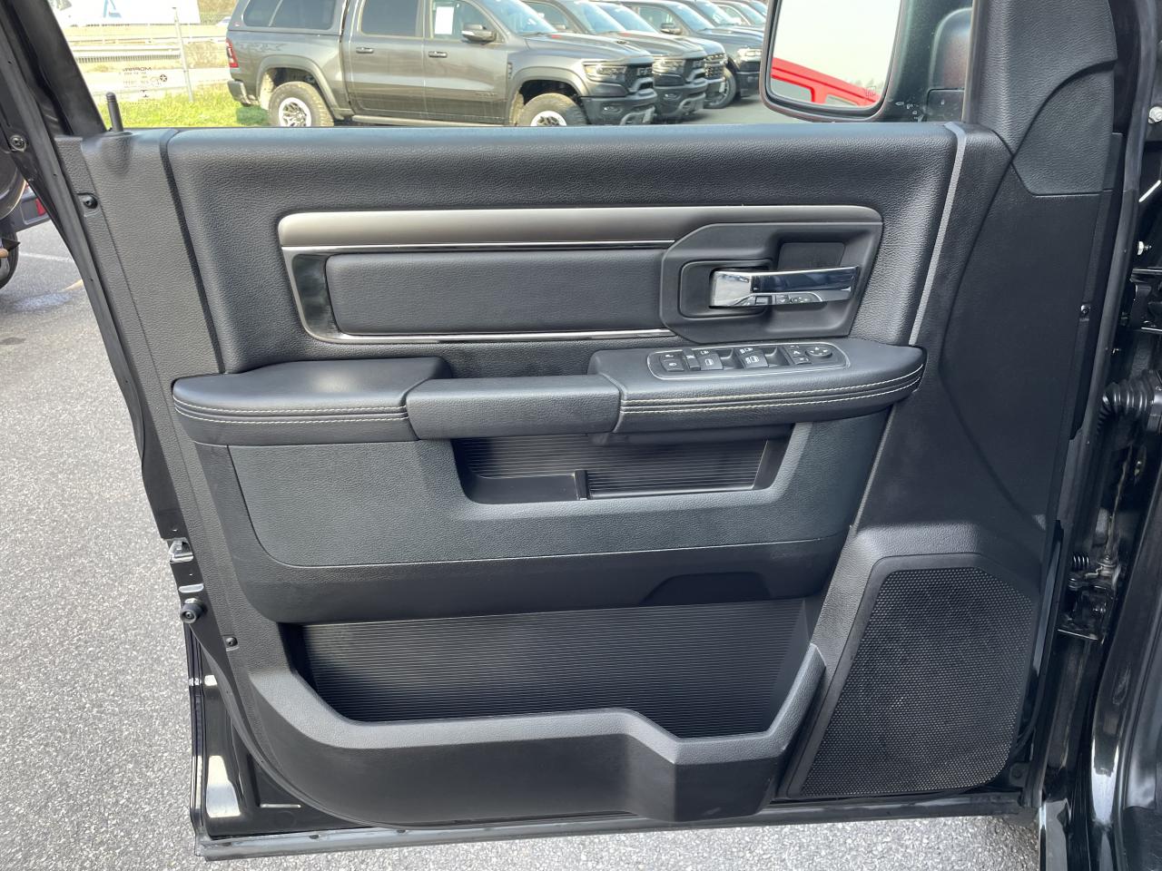DODGE RAM 1500 CREWCAB SPORT BLACK PACKAGE 2017