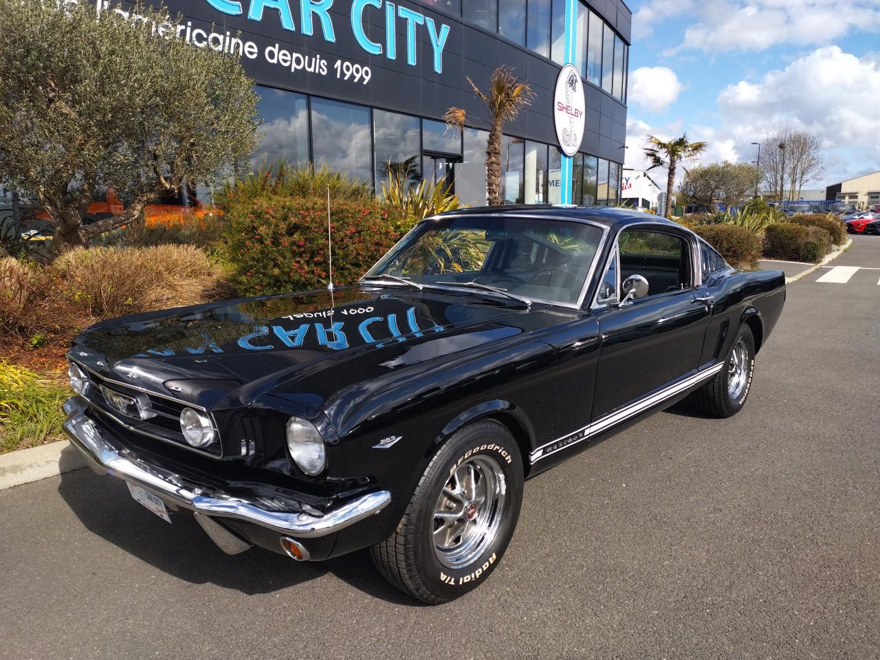 FORD MUSTANG Fastback noire code C