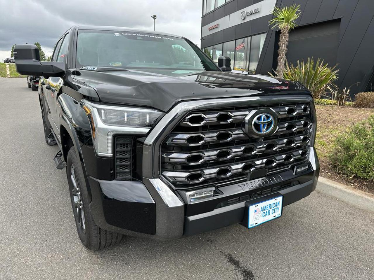 TOYOTA TUNDRA Crewmax PLATINUM HYBRID