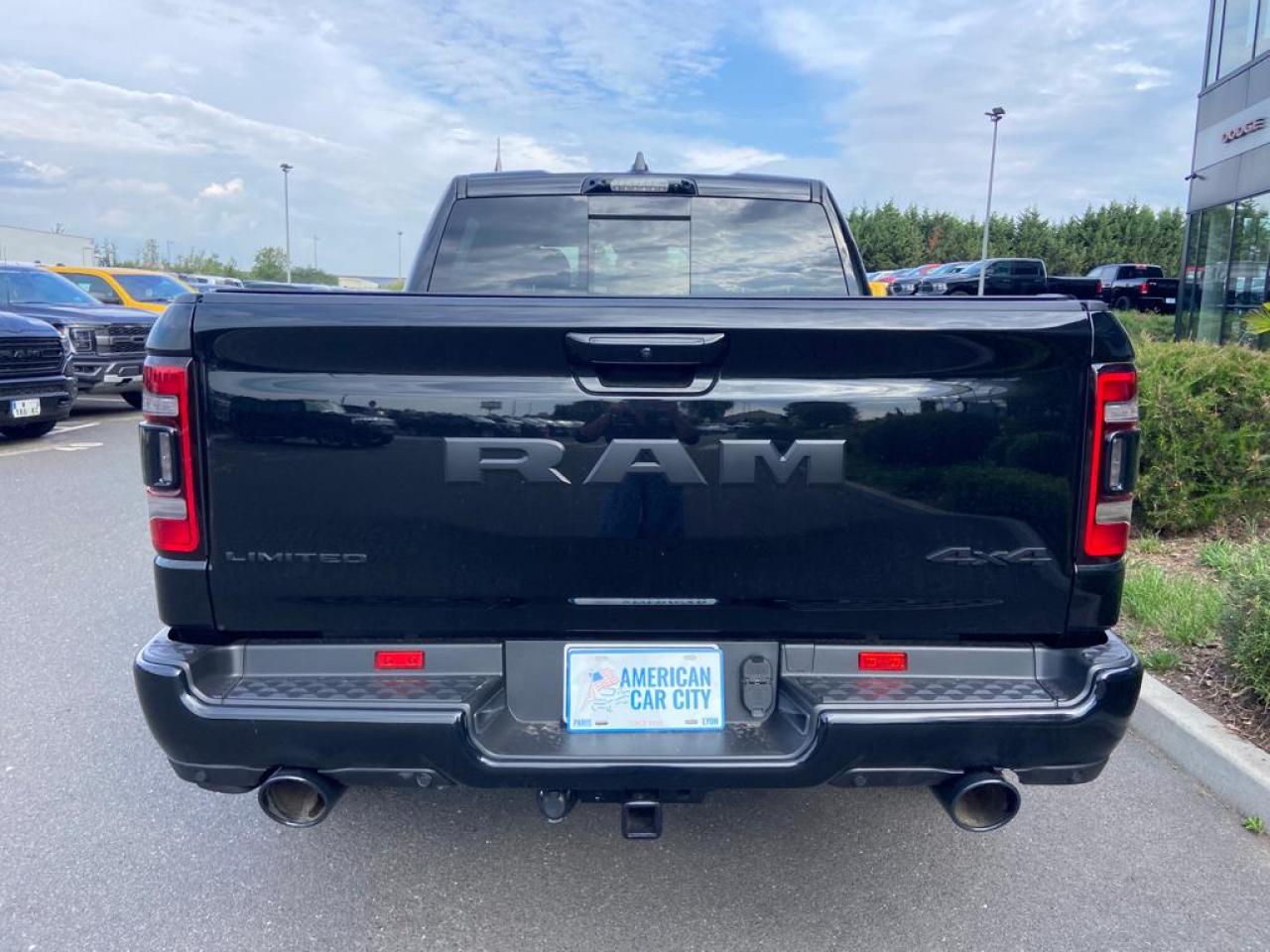 DODGE RAM 1500 CREW LIMITED NIGHT EDITION