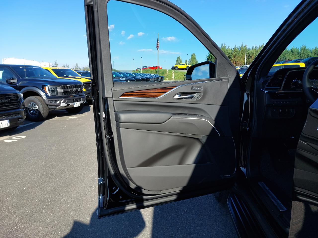 CADILLAC ESCALADE ESV Premium V8 6.2L