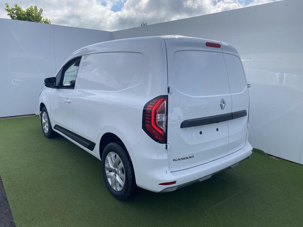 Mossa Vasca Baule Compatibile con Renault Kangoo III Van (06.2021- ) - Tappetino per Bagagliaio - Tappeto Bagagliaio per Auto - C
